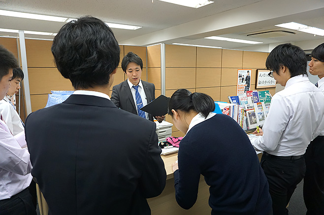 北浦和埼大通り校で先生と生徒が話しているところ