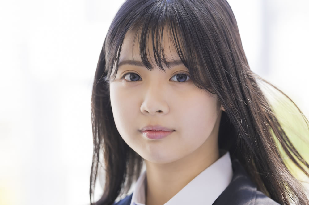 正面を向いている女子中学生