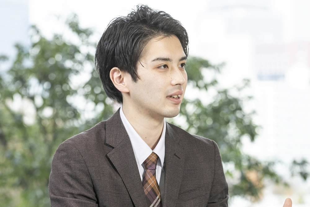 説明する男性の総合学習アドバイザー