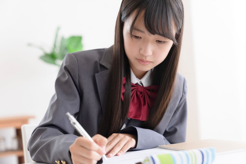 勉強に集中している女子中学生