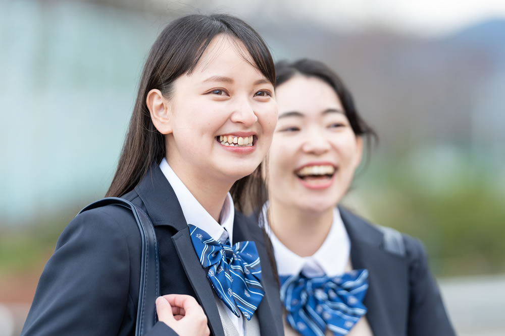 金町駅にある塾に通っている女子高校生のイメージ