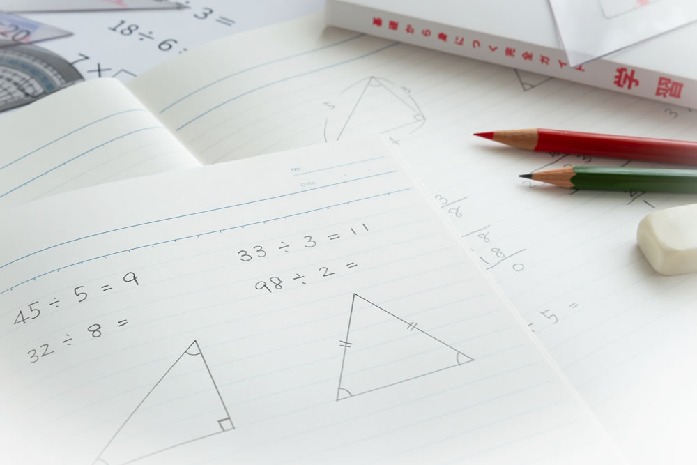 図形の算数の問題を解いているところ
