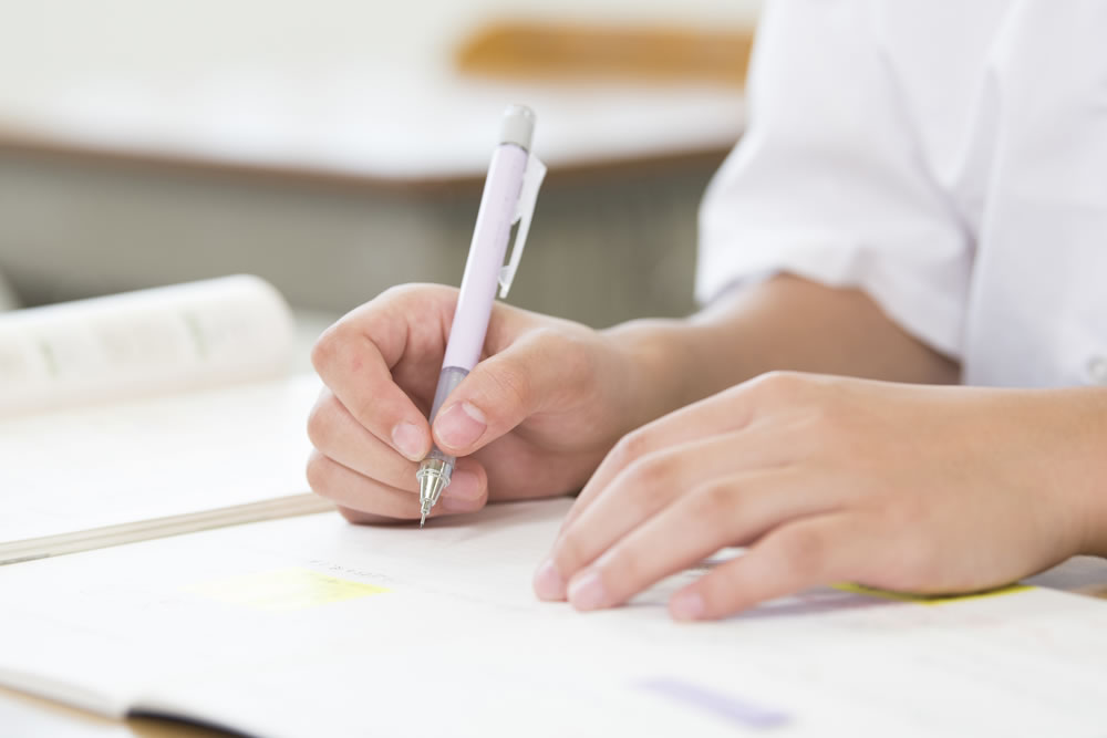 個別塾で勉強している生徒の様子
