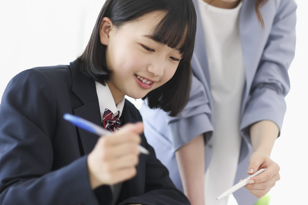 個別指導塾で勉強する中学生