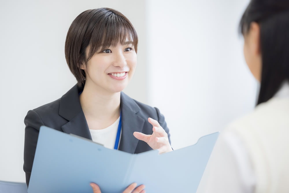 塾の無料体験について説明をうけているところ