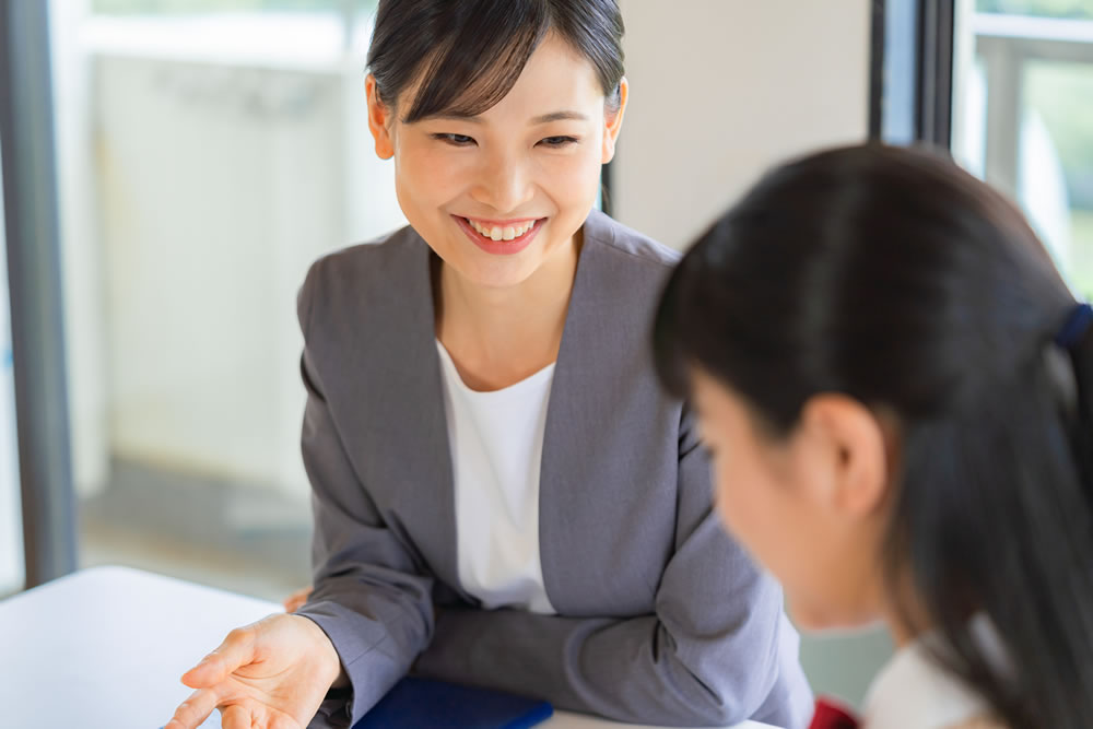 個別塾指導塾で勉強している中学生