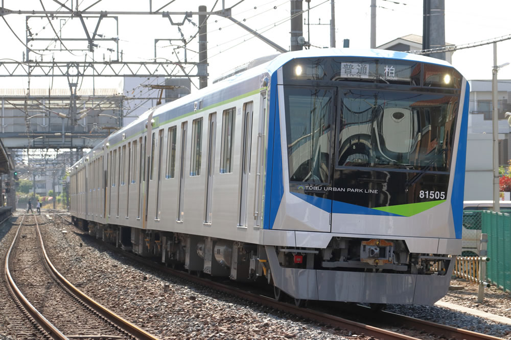 走行している東武アーバンパークラインの電車