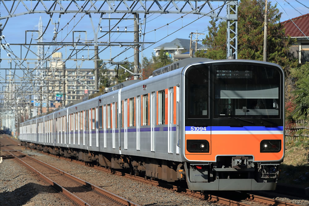 東武東上線の電車が走行しているところ