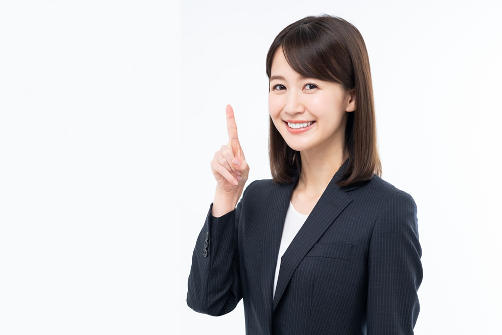 ポイントを説明している女性の講師